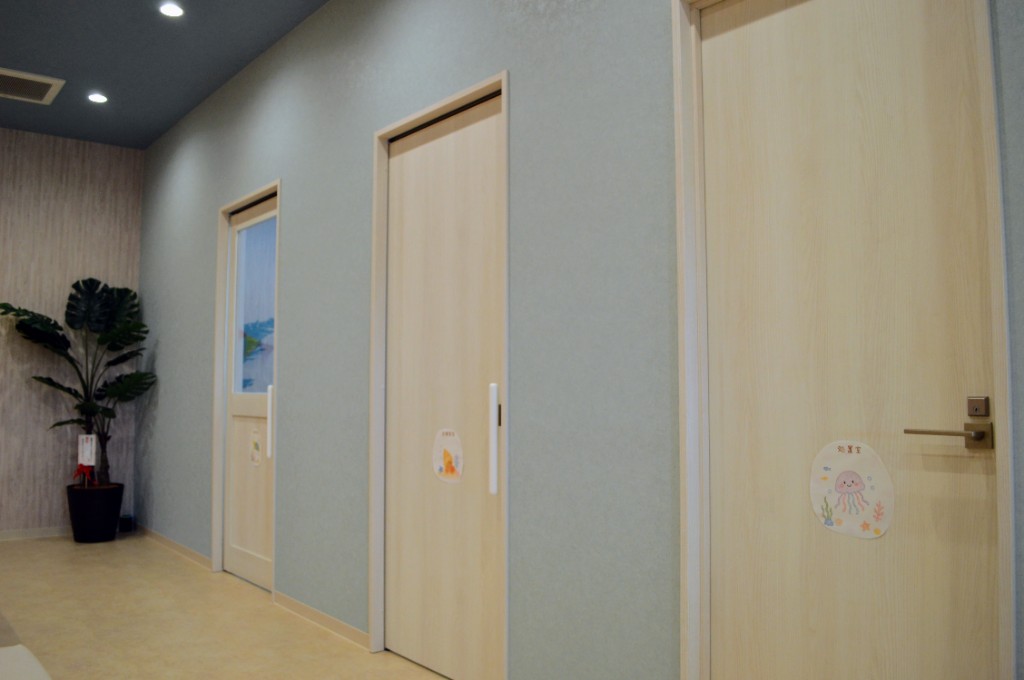院内の通路。明るく清潔な待合スペースへ続く廊下